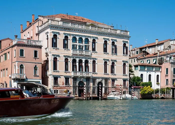 Ca\' dei Cuori on the Grand Canal